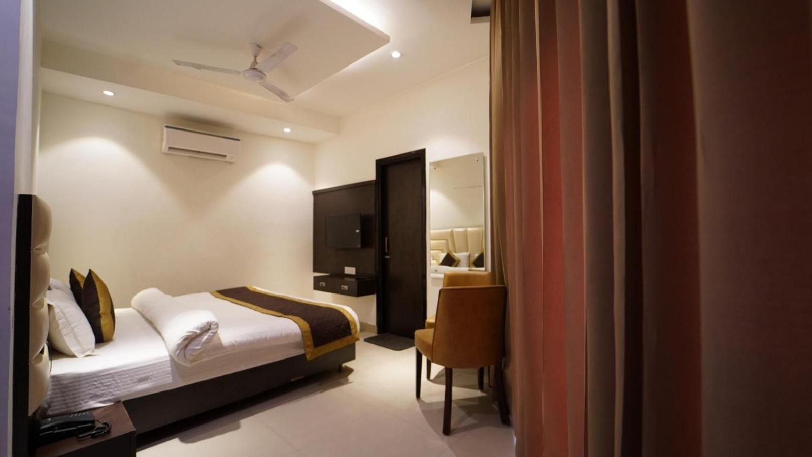 Hotel Avi Inn Amritsar Exteriör bild