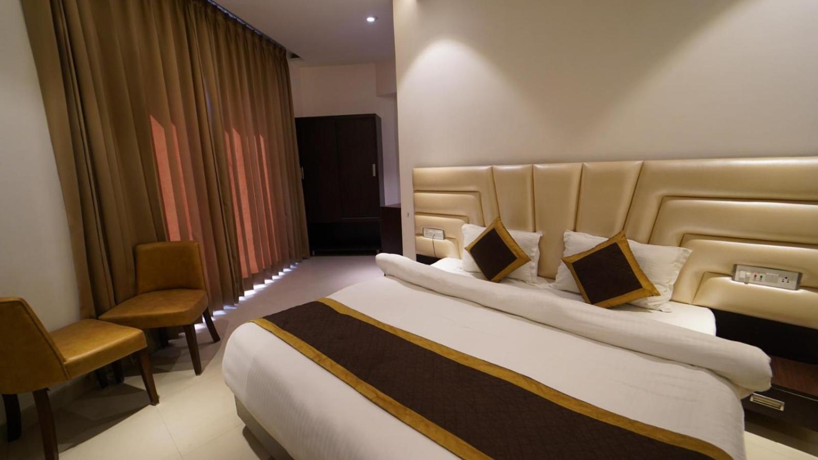 Hotel Avi Inn Amritsar Exteriör bild